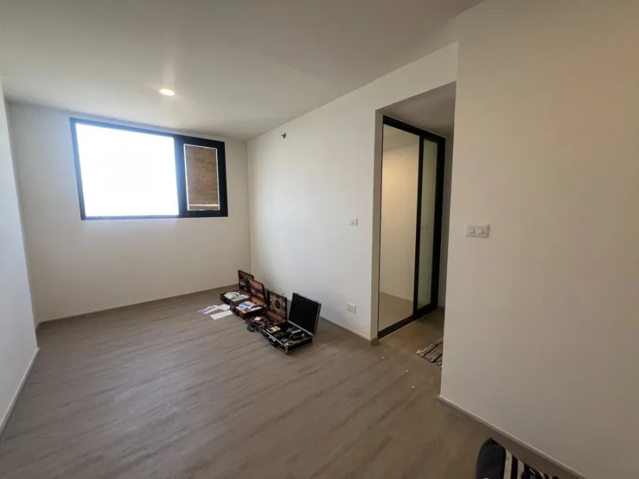 Selling The Origin Sukhumvit - Praksa. The unit is on the 29th floor, very high up, so it's not hot and much cooler than the other side. Book now!