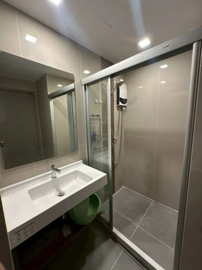 For rent: Ideo Sathorn-Wongwian Yai. Two-sided window design provides good ventilation and keeps the room cool. Fully furnished and ready to move in.