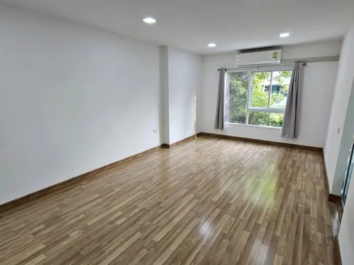 For rent, The One Plus Srinakarin, empty room, 2nd floor, room decoration line, must hurry to book before slipping out of hand