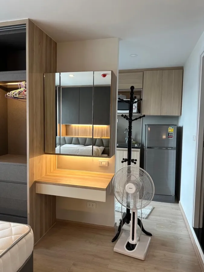 For rent: Elio Del Moss Phahonyothin 34, room decorated with nice built-ins. The sofa can be adjusted to sleep. Book now, don't miss out. ​