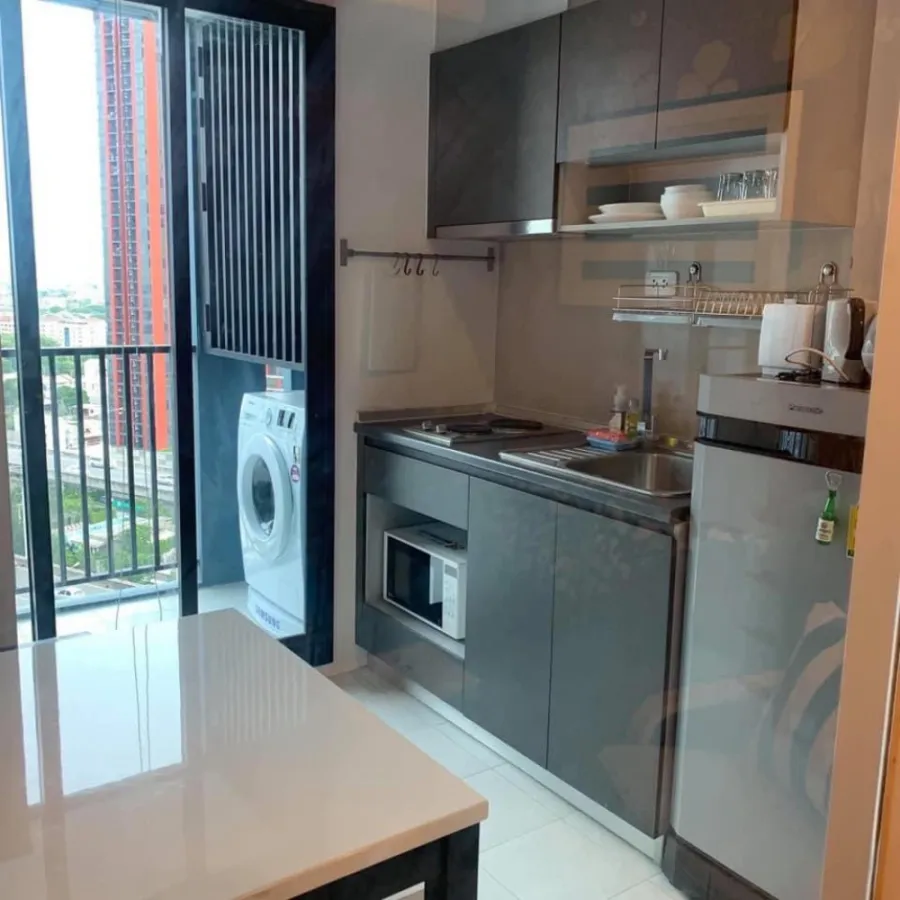 It has arrived. Closed kitchen, high view, clear, not blocked, fully furnished, ready to move in. Condo for rent, The Base Rama 9 - Ramkhamhaeng.
