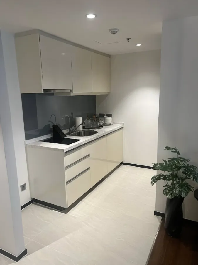 For rent: The Private Residence Rajdamri, beautiful room, ready to move in, on the 6th floor with a large balcony surrounded by glass, creating a spac