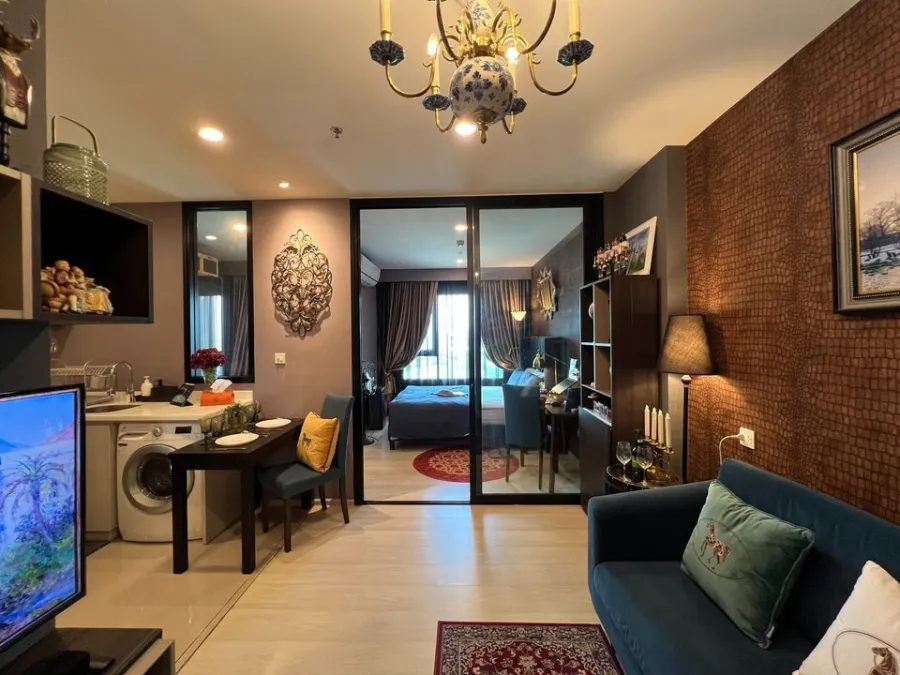 For sale or rent, Life Asoke, fully decorated room. The wallpaper is very beautiful and very livable. As good as this, you must reserve quickly.