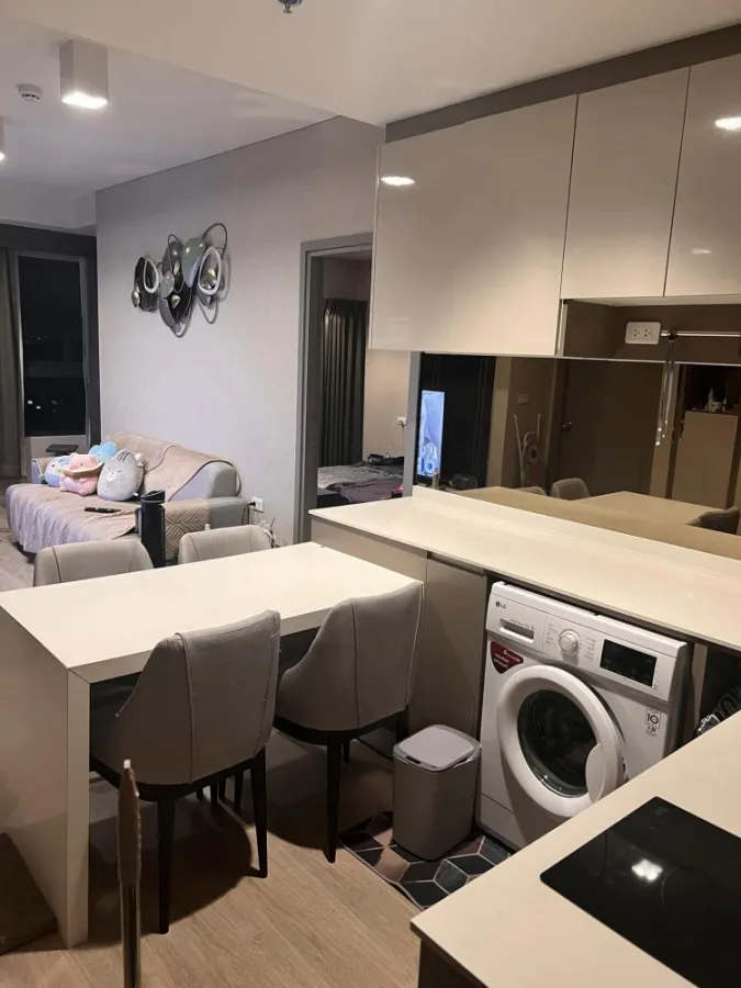 For sale Ideo Sathorn-Wongwian Yai. The room is decorated with simple, elegant furniture that looks expensive. Don't just look, reserve quickly.