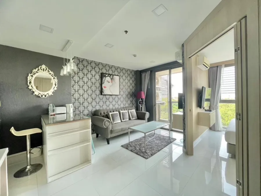 Selling The Cloud Pattaya, 1 bedroom, 1 bathroom. Features high-quality wallpaper and fully furnished. Book now!