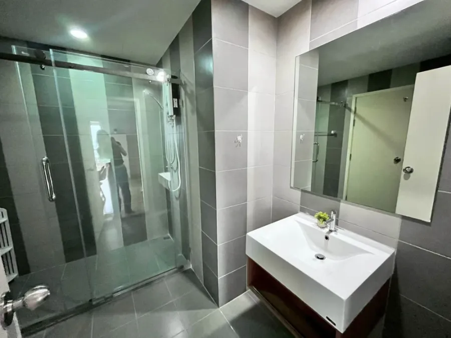 For sale or rent: Motif Sathorn-Wongwian Yai. Spacious and comfortable unit with efficient use of space. Move-in ready; just bring your belongings. Do