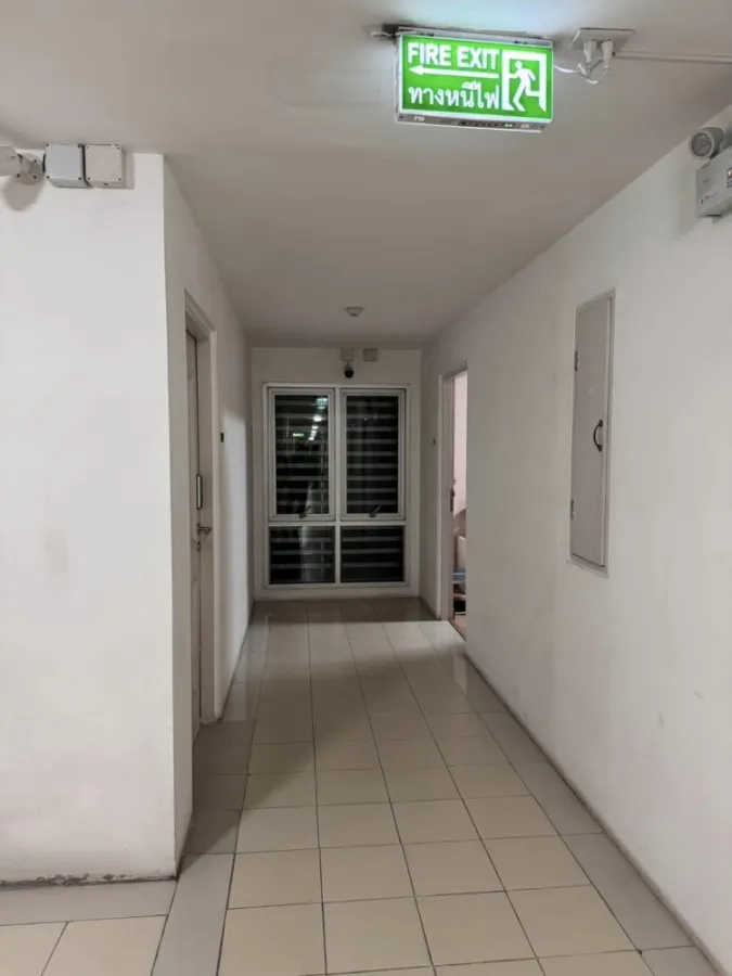 Condo for sale, Den Vibhavadi, 7th floor, not very high, wallpapered throughout the room, fully furnished, first come first served.