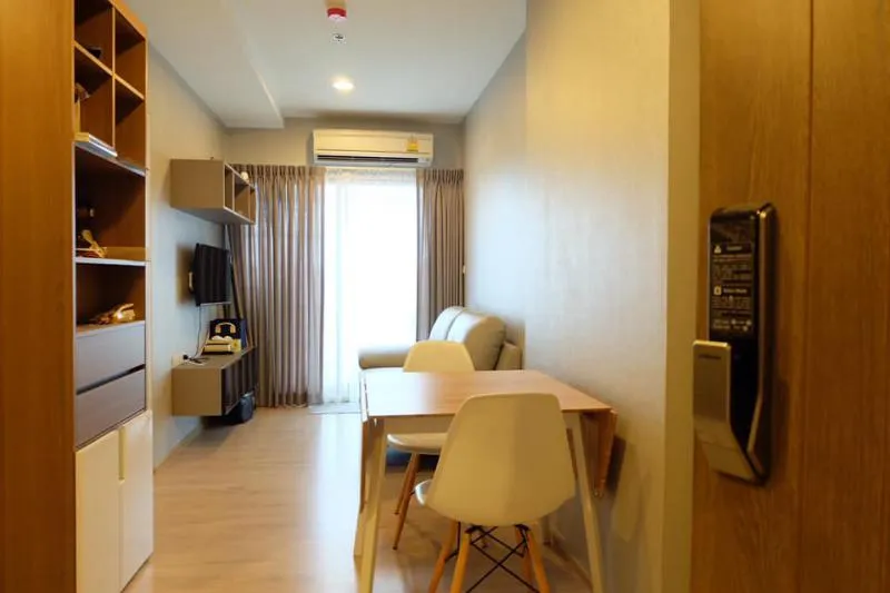 Anyone who wants to lie down and look at the beautiful view must be in this room for rent, Fuse Mit Ratchada-Sutthisan. Beautiful, elegant room. Looks very expensive. Urgent.