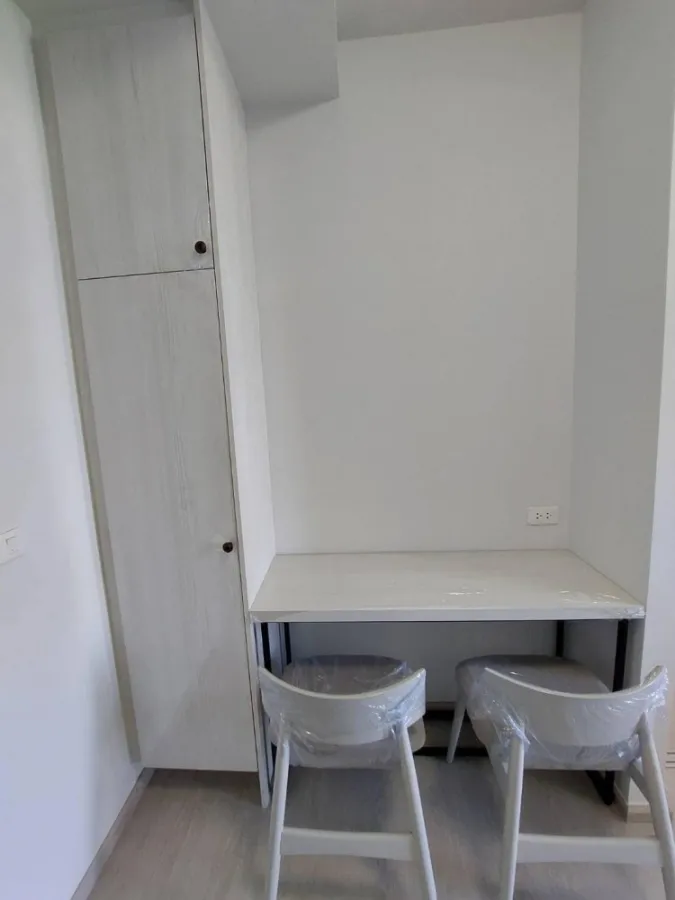 Selling Chapter One Shine Bangpo, spacious room, very nice, fully furnished + electrical appliances, not hot, airy, book now