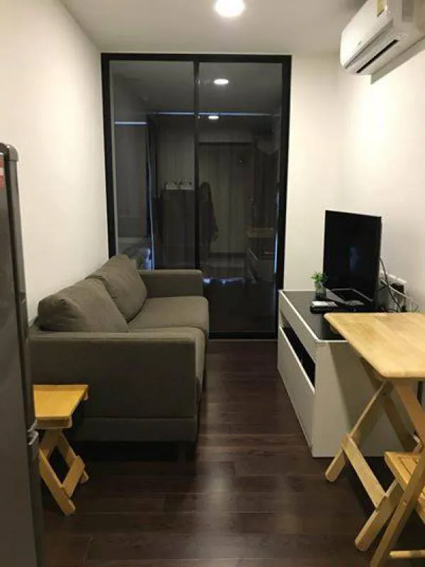 For rent Bangkok Feliz Sathorn-Taksin. The room is beautifully decorated, simple, modern tone, west side, beautiful view, fully furnished.