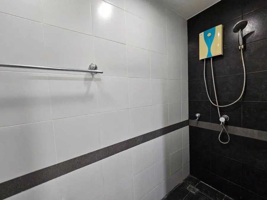 For sale: A Space ID Asoke-Ratchada, spacious empty room, 2 bedrooms, 2 bathrooms, very beautiful central area. Don't miss it.