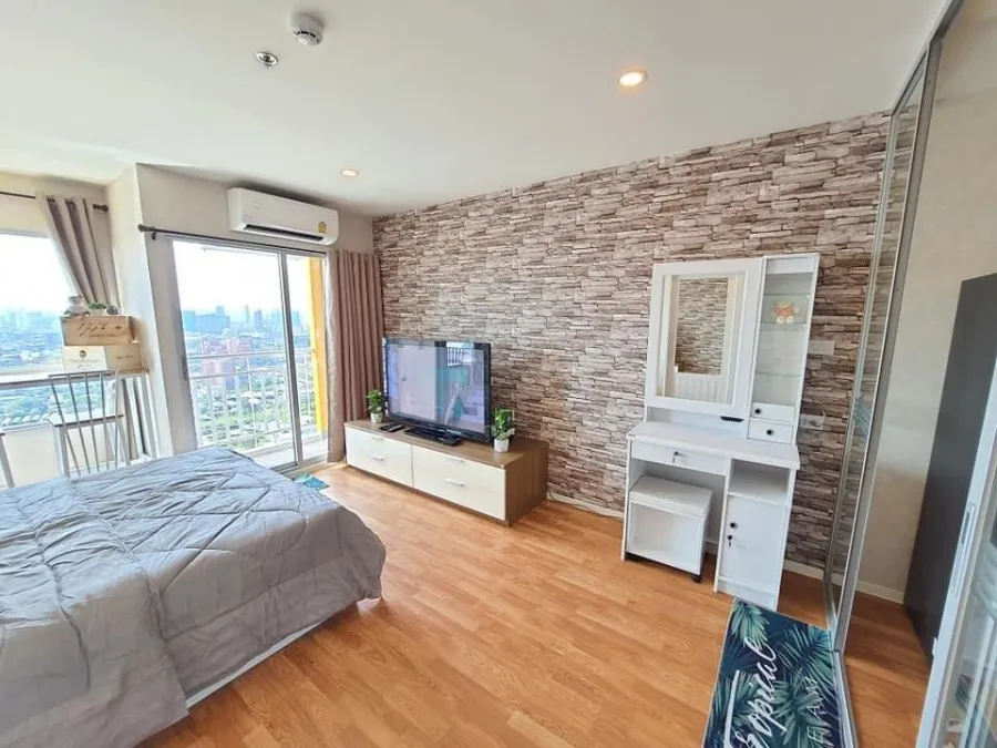 For rent Lumpini Ville Phatthanakan-Srinakarin. The city view is very beautiful. The room is nice and has wallpaper throughout the room. Don't miss it