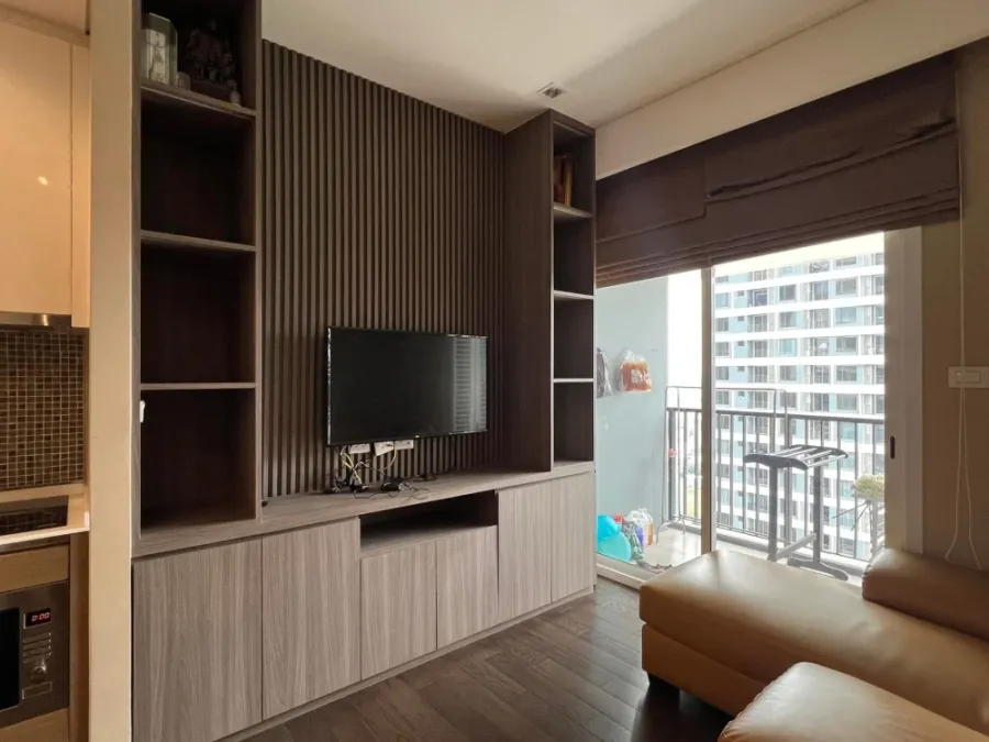 For rent: The Saint Residence, 2 bedrooms, 2 bathrooms, 26th floor (very high floor), with views of Chatuchak Park from both bedrooms. Grab it while y