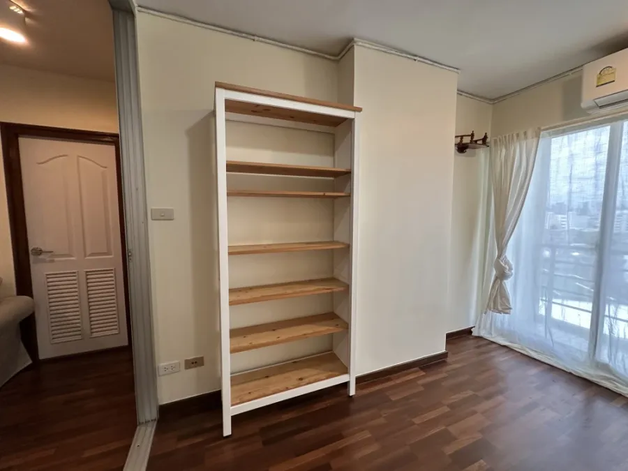 For rent S.V. City Rama 3, very spacious room, not cramped at all, complete with furniture and electrical appliances, ready to move in immediately.