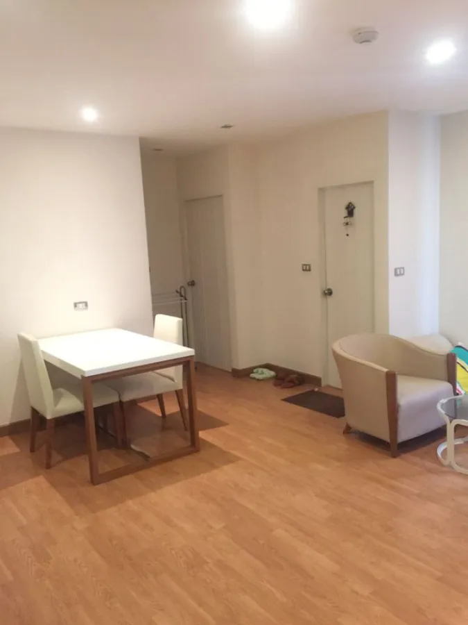 Selling Tree Condo Luxe Sukhumvit 52, good location, near the train station, convenient to travel.