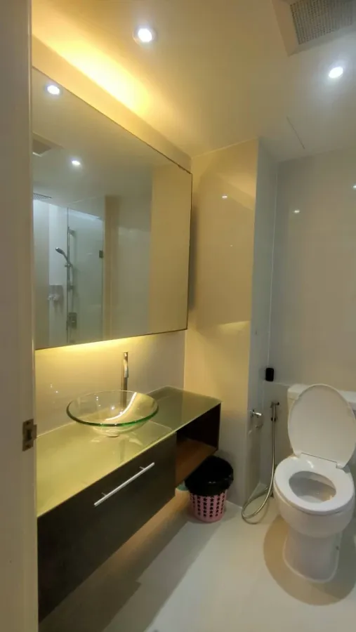 Room for rent at Grande Caribbean Resort Pattaya. Located on the 1st floor, with direct pool access. Fully furnished; just bring your suitcase and mov