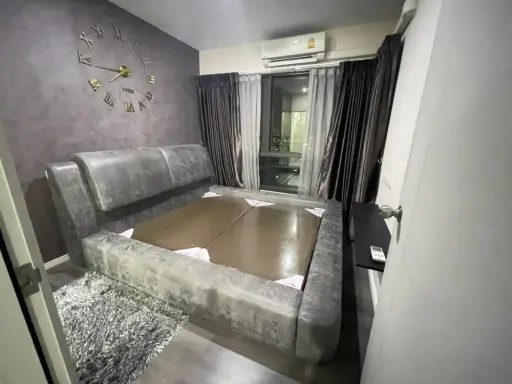 For sale: The Stage Taopoon Interchange, 28th floor, fully furnished room. The big bed was comfortable. Book now, it's worth it.