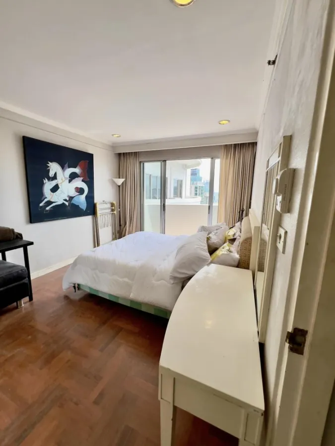 For rent: Witthayu Complex, very large room. The balcony is very wide. Can raise animals Animal lovers shouldn't miss it.