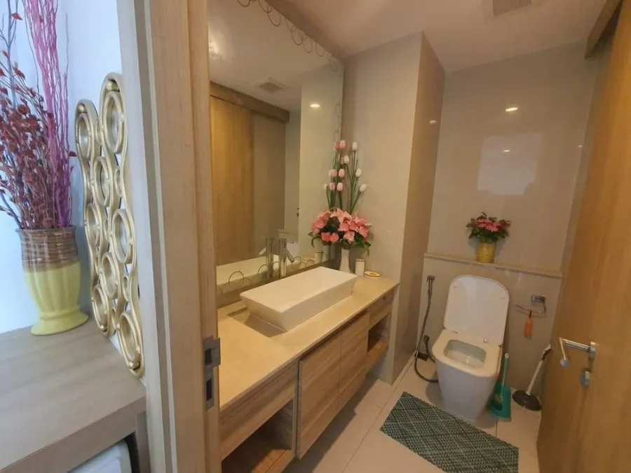 Condo for rent, The Riviera Wongamat Beach (North Pattaya), pool view, beautiful room, ready to move in.
