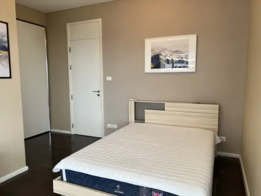 For rent, The Saint Residences, 31st floor, Chatuchak Park view. Fully decorated with furniture and electrical appliances. Book now.
