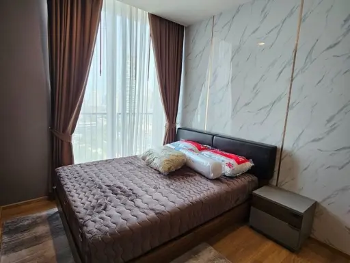 For rent: Noble Around Sukhumvit 33, spacious room, high ceilings, airy, well decorated, don't miss it.