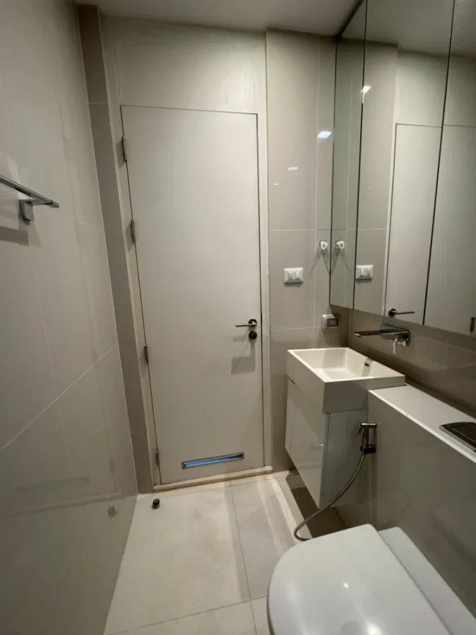 Spacious and comfortable rooms for rent at The Saint Residences. High floor. Book now! Don't miss out!