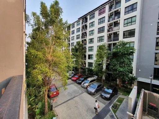 For rent: BU Condo Chokchai 4, size 28 sq m, 5th floor, plus built-in washing machine. Carry the bag and go in.