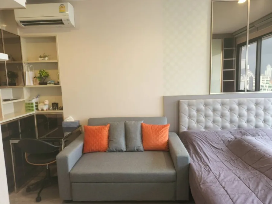 Condo for rent, Ideo Mobi Asoke, nice decorated room, 35th floor, good view, plus a low price. I was told that I had to reserve quickly.