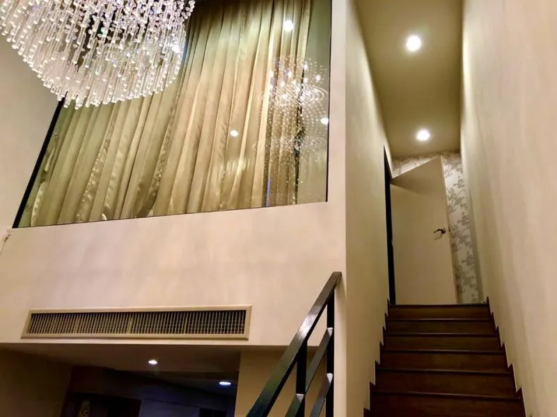 ขาย Onyx พหลโยธิน ห้อง Duplex 2 ชั้น สไตล์ Modern พร้อมChandelier อย่างหรูหรา ในราคาแค่หลักหมื่น