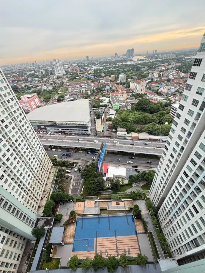 Selling a Lumpini Ville Chaengwattana-Pakkret condo, 29th floor. High floor with great views. Amazing price! Own it today! Don't miss out!