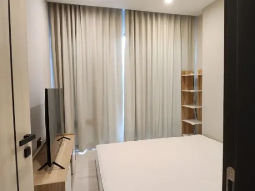 For rent: The Room Phayathai, 8th floor, spacious room, comfortable, fully furnished. If interested, hurry and reserve now. Urgent!