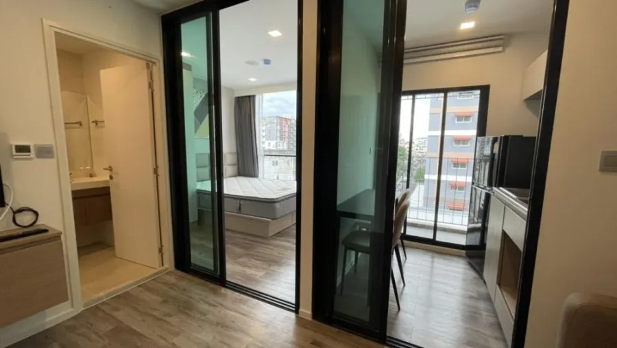 For rent, Brown Condo Huai Khwang, separated rooms, fully furnished, full electrical appliances. Make a reservation and you won't be disappointed.