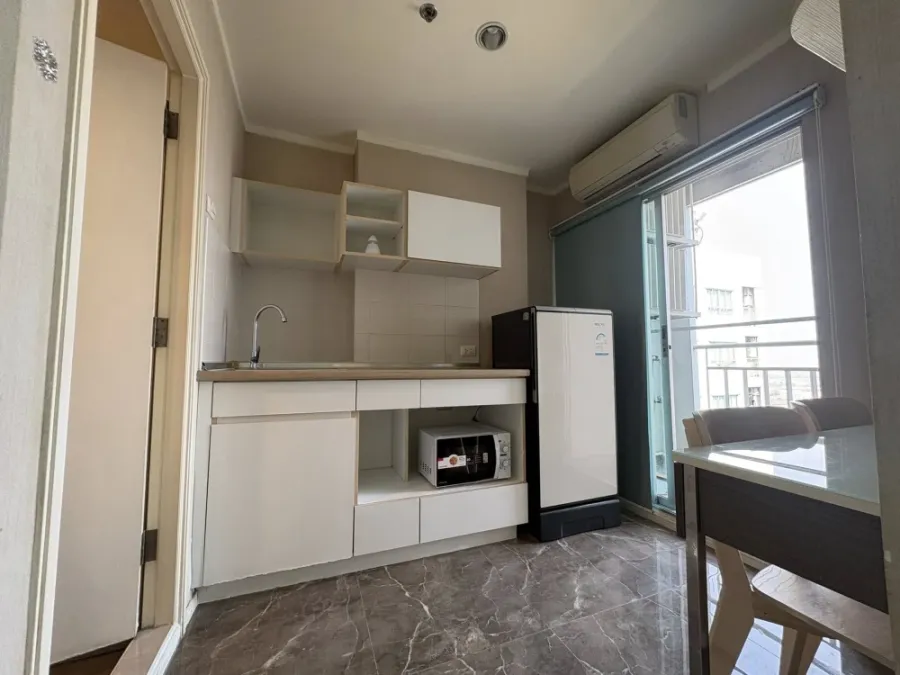 For rent: Lumpini Mega City Bangna, 28th floor unit. High-quality wallpaper and fully furnished. Book now!