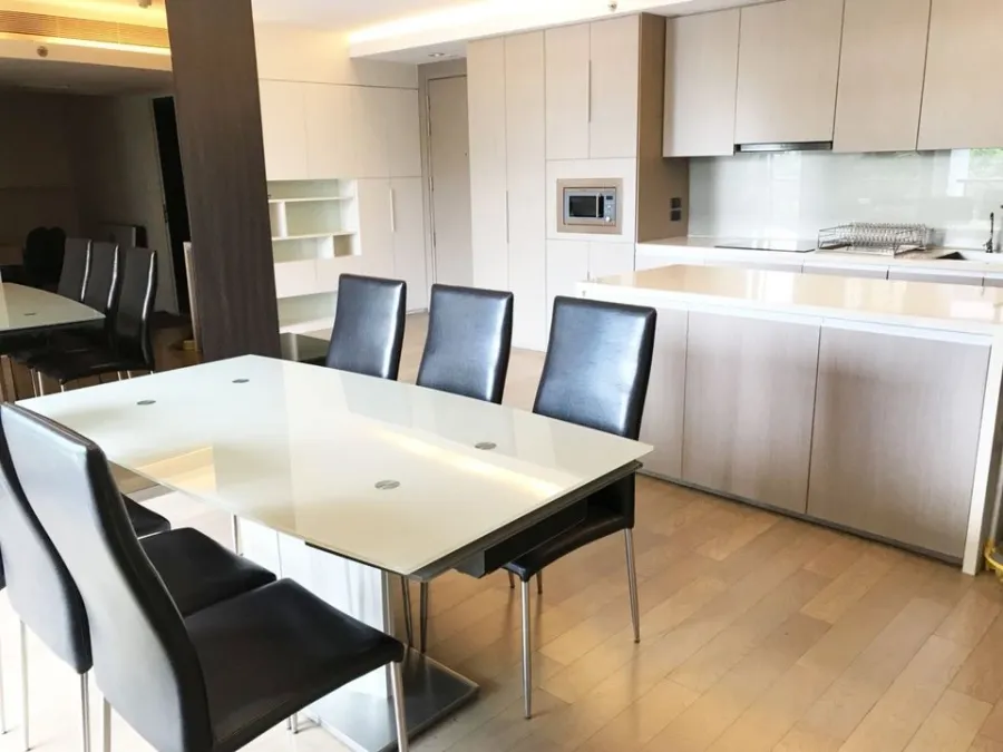 For sale for rent, Sukhumvit 61 mode, room decorated with good style, wide and large, just carry one bag and move in.