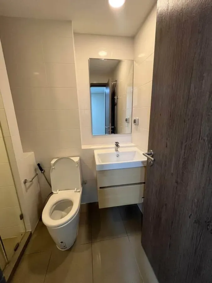 Selling Metro Luxe Rose Gold Phahonyothin-Sutthisan. Beautiful, ready-to-move-in unit with pool view. Convenient location.