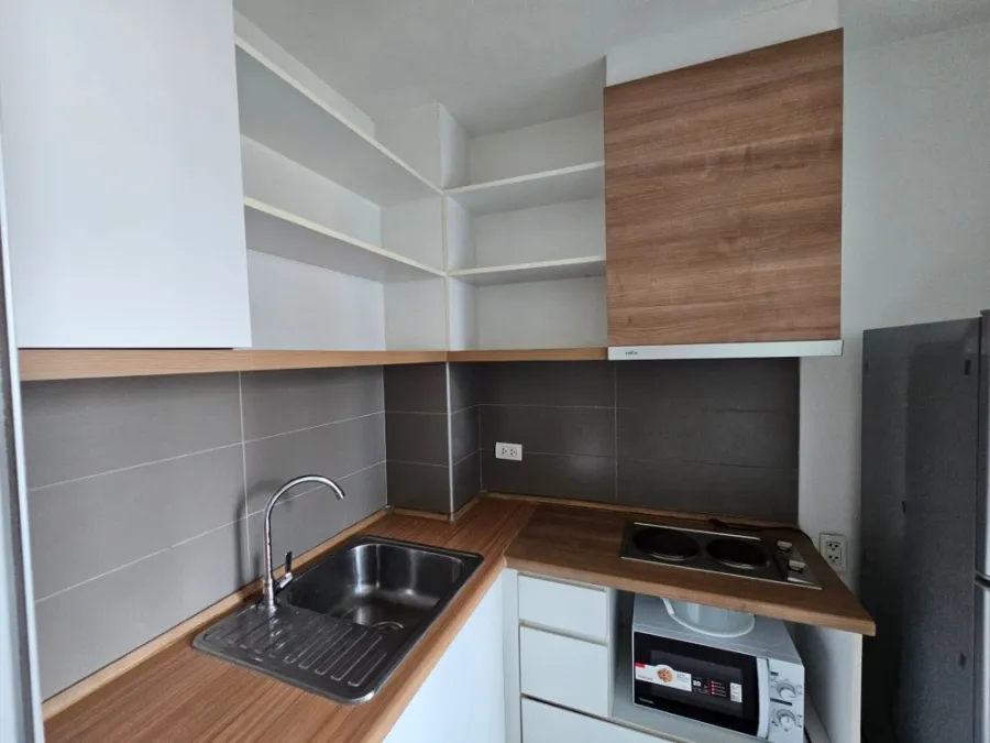 For sale or rent: U Delight Residence (Pattanakarn - Thonglor), 18th floor, large front room. The wallpaper is well installed. Hurry and reserve now.