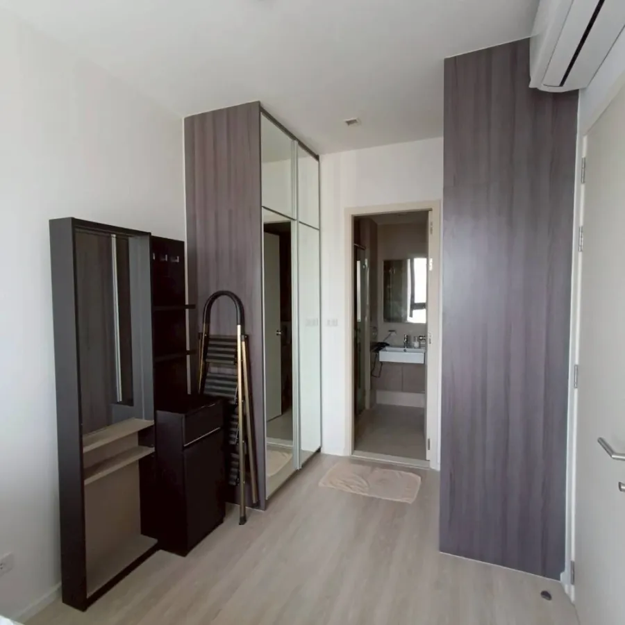Quinn Ratchada 17 for sale, balcony facing out, open view, no buildings blocking, room does not face the main road, so there is no traffic noise, rese
