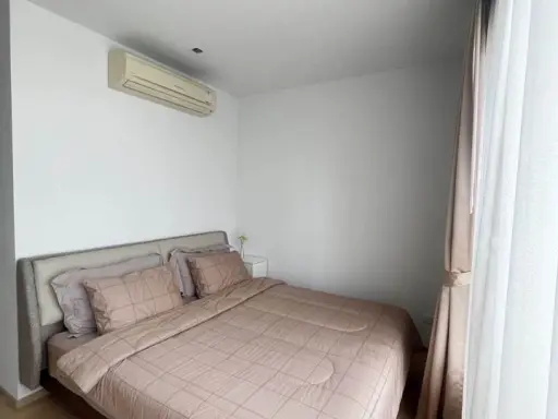 For rent: HQ Condo Thonglor, simply decorated room, white tone, pleasing to the eye, affordable price, move in now.