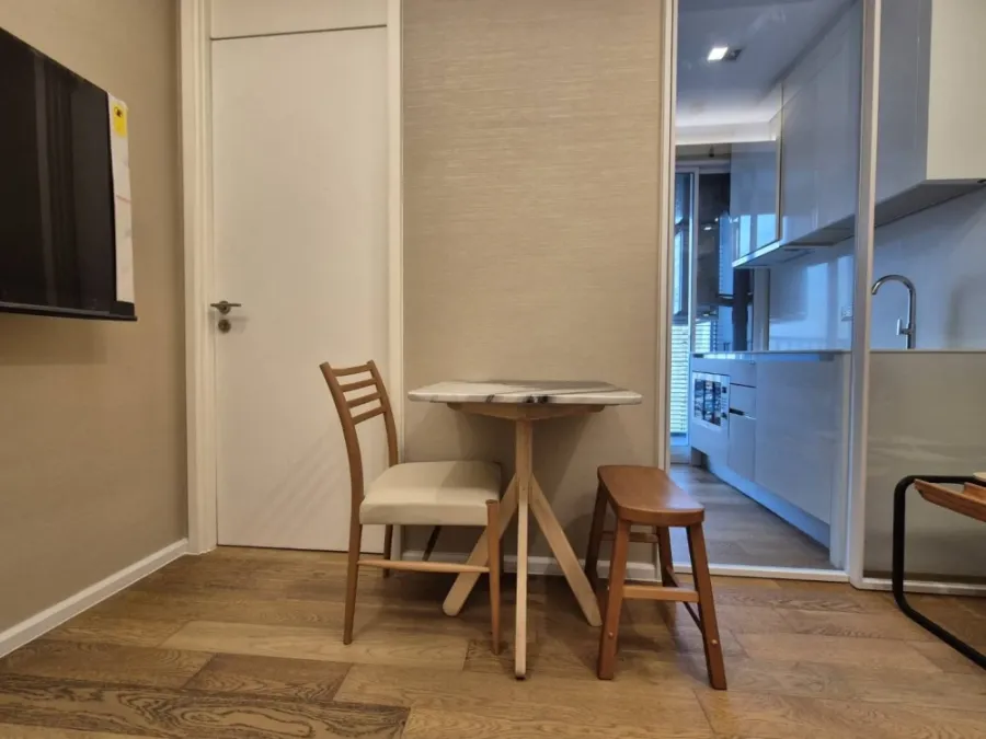 For rent: The Saint Residences, very high floor, good quality furniture, genuine leather sofa, hurry and reserve now!