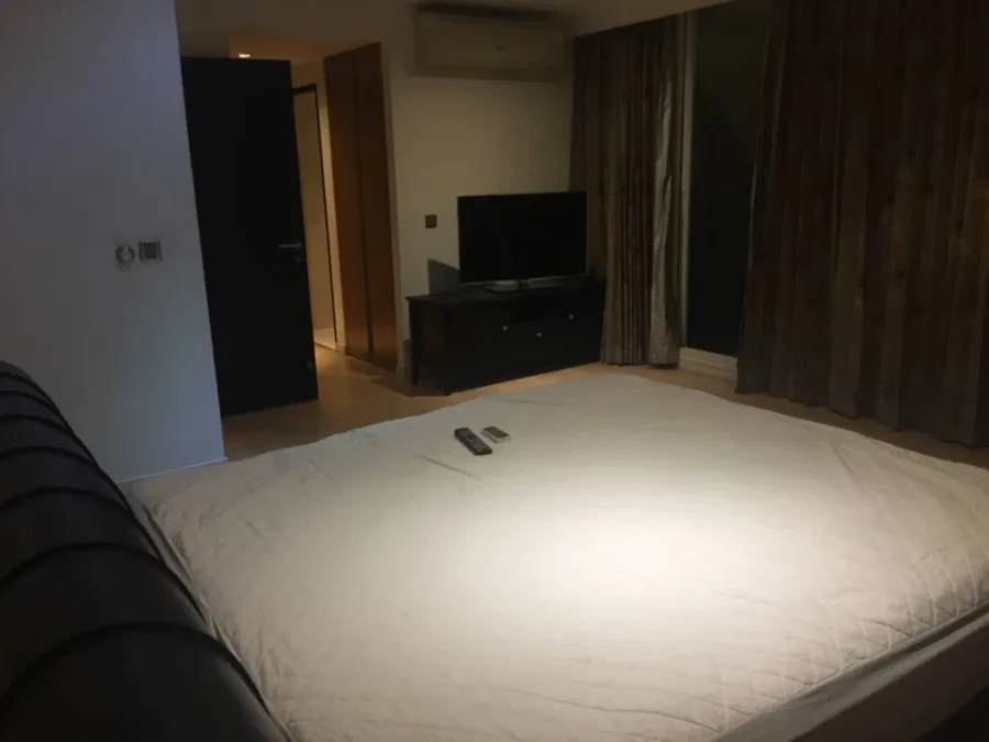 ให้เช่า Eight Thonglor Residences ห้องอยู่ชั้นสูงมาก ห้องนอน แต่ละห้องมีห้องน้ำส่วนตัว พื้นที่นั่งเล่นแบบเปิดโล่ง จองเลย