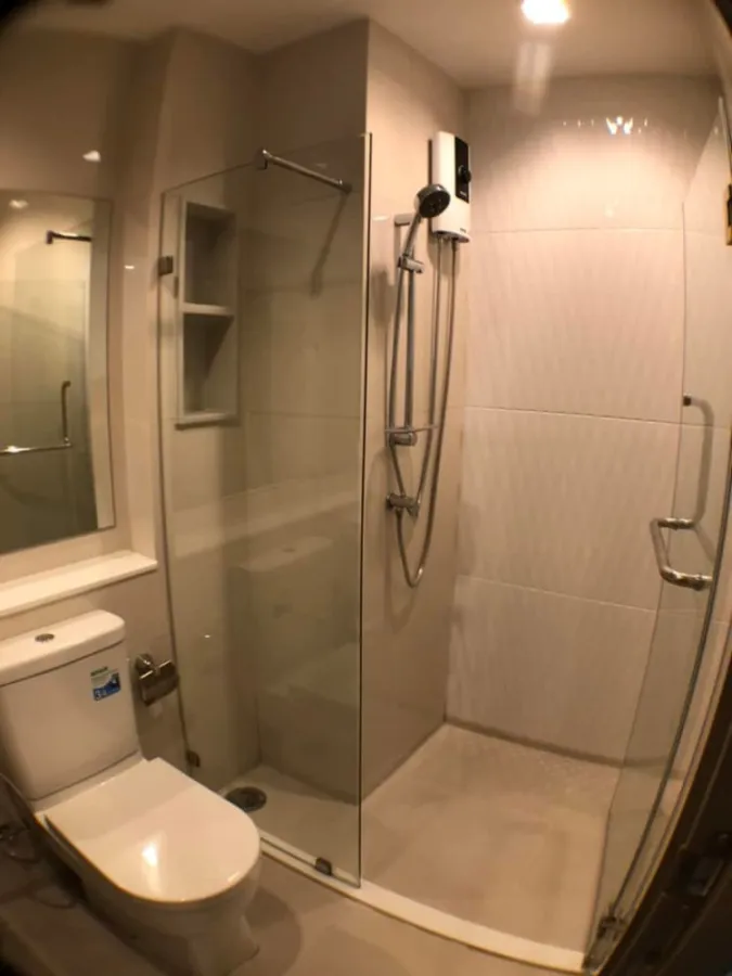Life asoke rama 9 for rent, studio room, 28 sqm., high floor, central view, super shady, hurry to reserve before it slips out of your hands