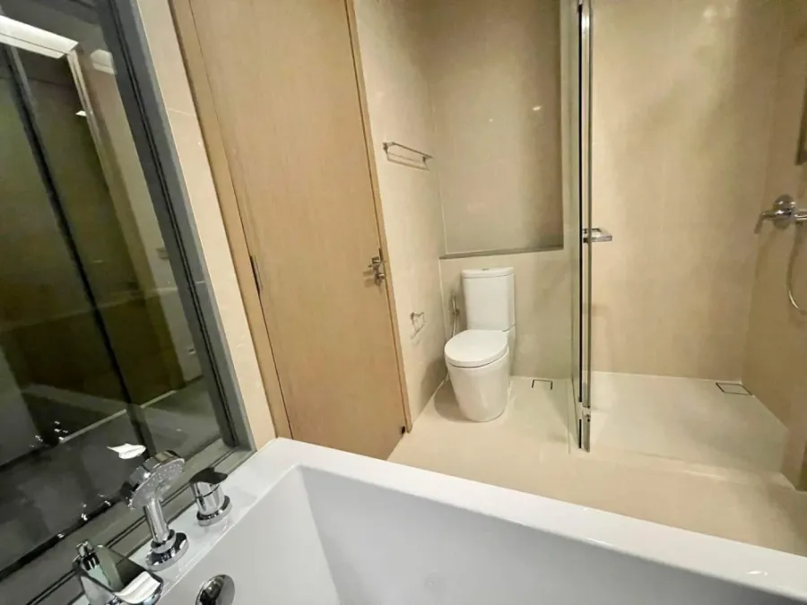 For rent: The Esse Asoke, electric sofa that can be reclined, ceiling height 3 meters, plus a good bathtub. Hurry and reserve it quickly.