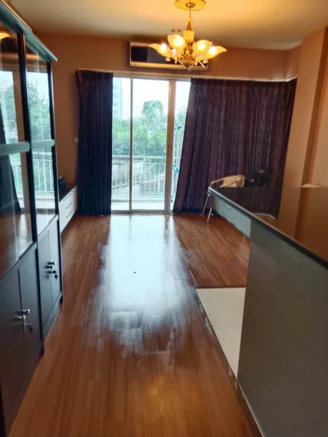 Selling The Wellington Condominium, 2 bedrooms, spacious living area, high-quality wallpaper. Don't miss out!
