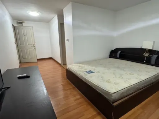 For rent: Chateau In Town Ratchada 13, studio room with plenty of usable space, comes with a large bed at a great price. With a good deal like this, w