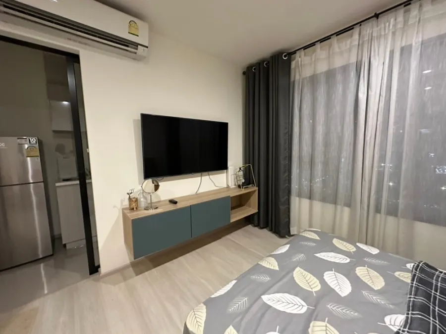 For rent, Life Asoke, 23rd floor, open view, unblocked view, north facing room, has a large TV. Good quality genuine leather sofa. Must reserve.
