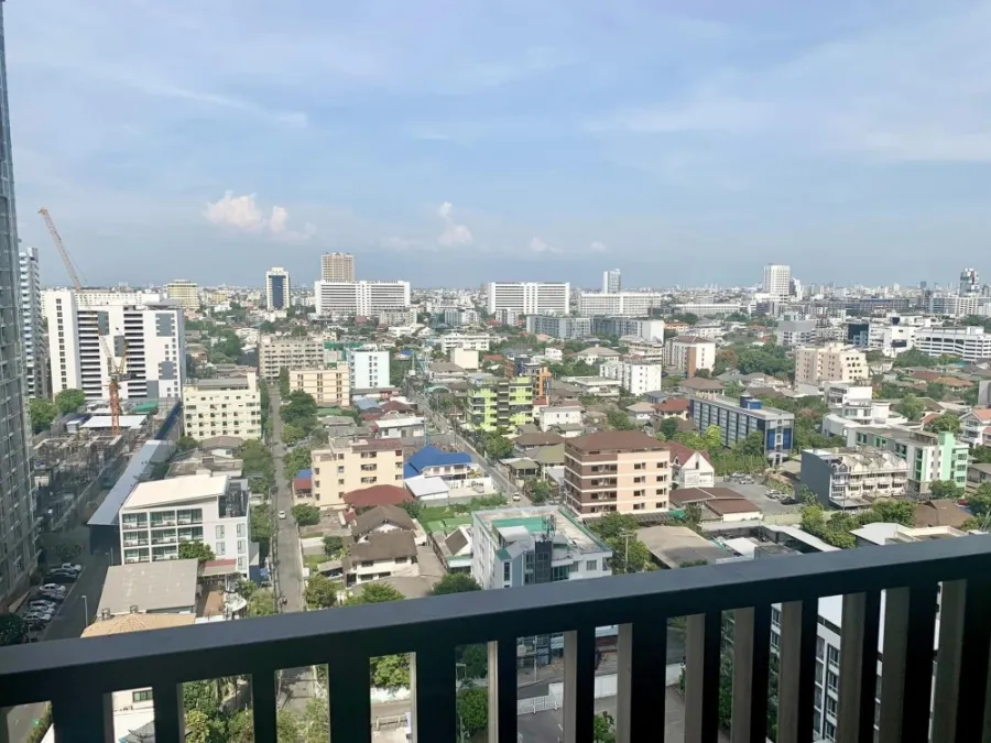 Condo for sale/rent, Life Lat Phrao, decorated with built-in marble patterns, high floor, east facing, just come and move in.