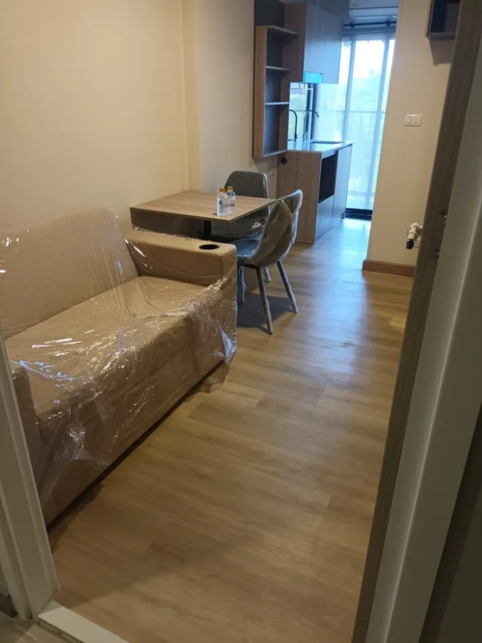For rent: The Independent Condo Amata, fully furnished room. Complete with lots of furniture, good prices, reserve now.