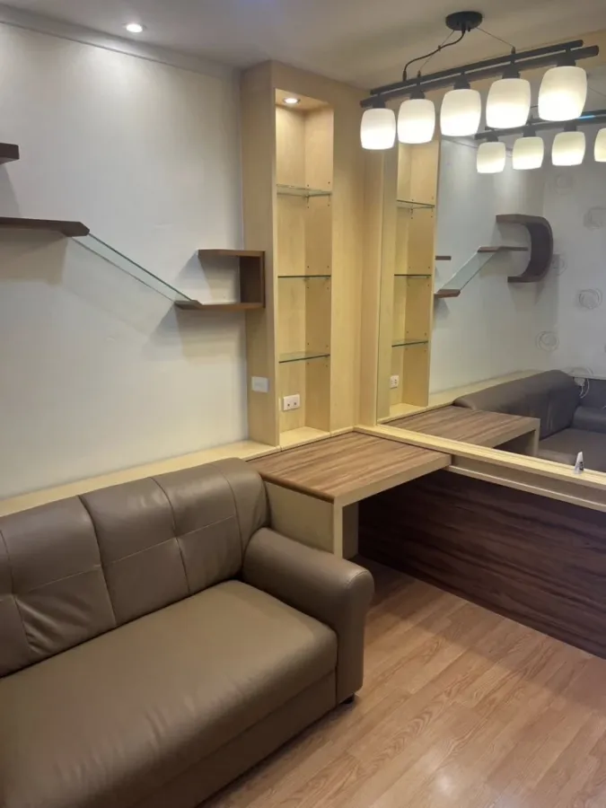 Condo for rent at Lumpini Place Srinakarin-Huamak Station. Nice unit with high-quality wallpaper. Great value! Book now!