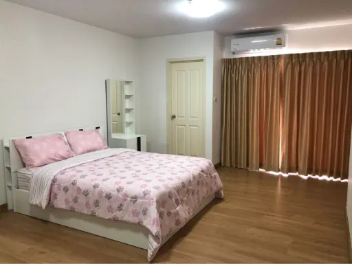 For rent Supalai City Resort Chaengwattana, big, thick, soft, very comfortable bed, garden side room, very shady, hurry up and grab it.