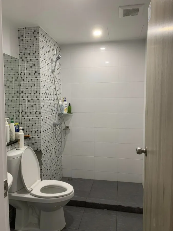 Condo for sale, D MARK CONDO SUTTHISAN, good feng shui, the room is not hot, there is no building blocking it, lots of free gifts, hurry to reserve.